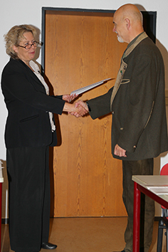 Vizelandrätin Selbert überreicht den Ehrenbrief des Landes Hessen an den DASW-Präsidenten Klaus-Berndt Nickel.