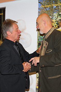 Gerd Appel, der Erste Stadtrat von Zierenberg, gratuliert dem Präsidenten zur Verleihung der Auszeichnung.