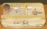 Bild 2: Gesamtes Formikar, Deckel geschlossen. N = Nest; LÖ = Lüftungsöffnung; W = Wasser; Kdw = Kondenswasser.
