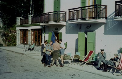 Aufbruch vor dem &quot;Lo Scoiattolo&quot;. 2. v.l. Bert Hölldobler, 4. v.l. W. Kirchner, rechts unsere beiden Busfahrer von der ital. Forstverwaltung.