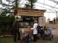 1 Vorsitzender Klaus Bernd Nickel am Infostand mit Formicarium .