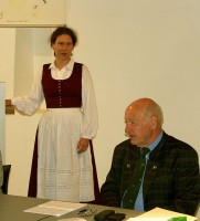 Bild 1: Frau Veronika Feichtinger, die charmante neue Vorsitzende der Ameisenschutzwarte Bayern, stellt sich vor. Daneben der Präsident der DASW, Herr Dr. Axel Klein.