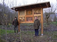 Insektenhotel bei der Hummelwerkstatt in Naumburg(Hessen) links im Bild Klaus Bernd Nickel 1 Vorsitzender der ASW Hessen ,rechts davon Karsten Grotstück Vorsitzender des Kreisverbandes der ASW Kassel