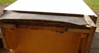 Dieser Schrank (Ansicht von unten) stand in der Raumecke