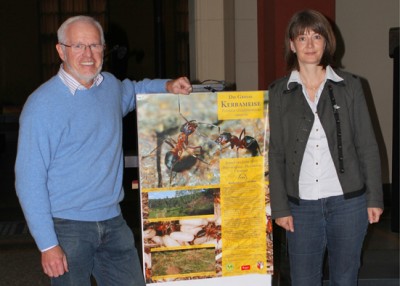 Die Aktivposten der DASW mit dem Poster zum Insekt des Jahres: Dipl.-Biologe Dieter Bretz und Dr. Katrin Möller, DASW-Vizepräsidentin (von links), Foto: D. Bretz