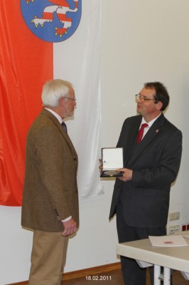 Carsten Wilke überreicht die Ehrenplakette des Landes Hessen an Dieter Bretz. Foto: H. Schwarzentraub, NAH