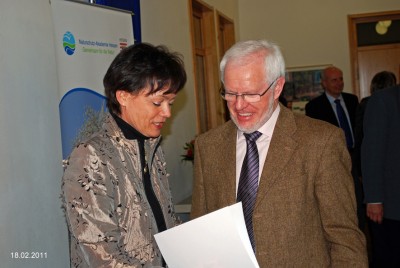Staatsministerin Lucia Puttrich beglückwünscht den Schulungsleiter der ASW Hessen. Foto: H. Schwarzentraub, NAH