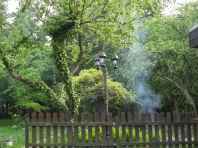 ein teil unseres gartens ... feuerstelle deutlich erkennbar :-)<br />auf der anderen gartenseite (nicht zu sehen) standen und stehen noch ein paar riesige tannen